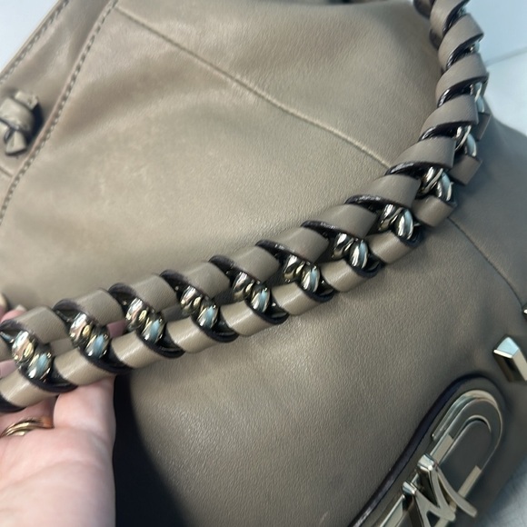 MARCIANO Bag in tan leather with light gold hardware - Picture 7 of 11